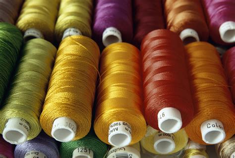 what fabric is best for embroidery and why do we need to consider the type of thread used in embroidery?